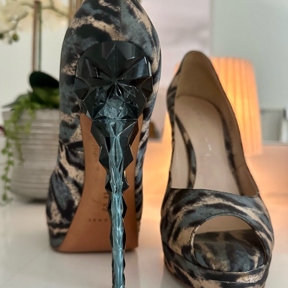 Stylish Leopard Print Peep Toe Heels - Picture 4 of 4